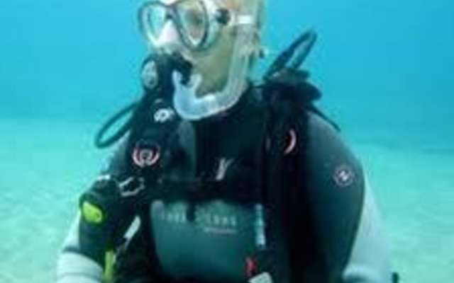 Kim Maclean onderwater in haar duikpak naby die eiland Tenerife, Spanje, kort voor ‘n frats-ongeluk wat bykans haar lewe gekos het